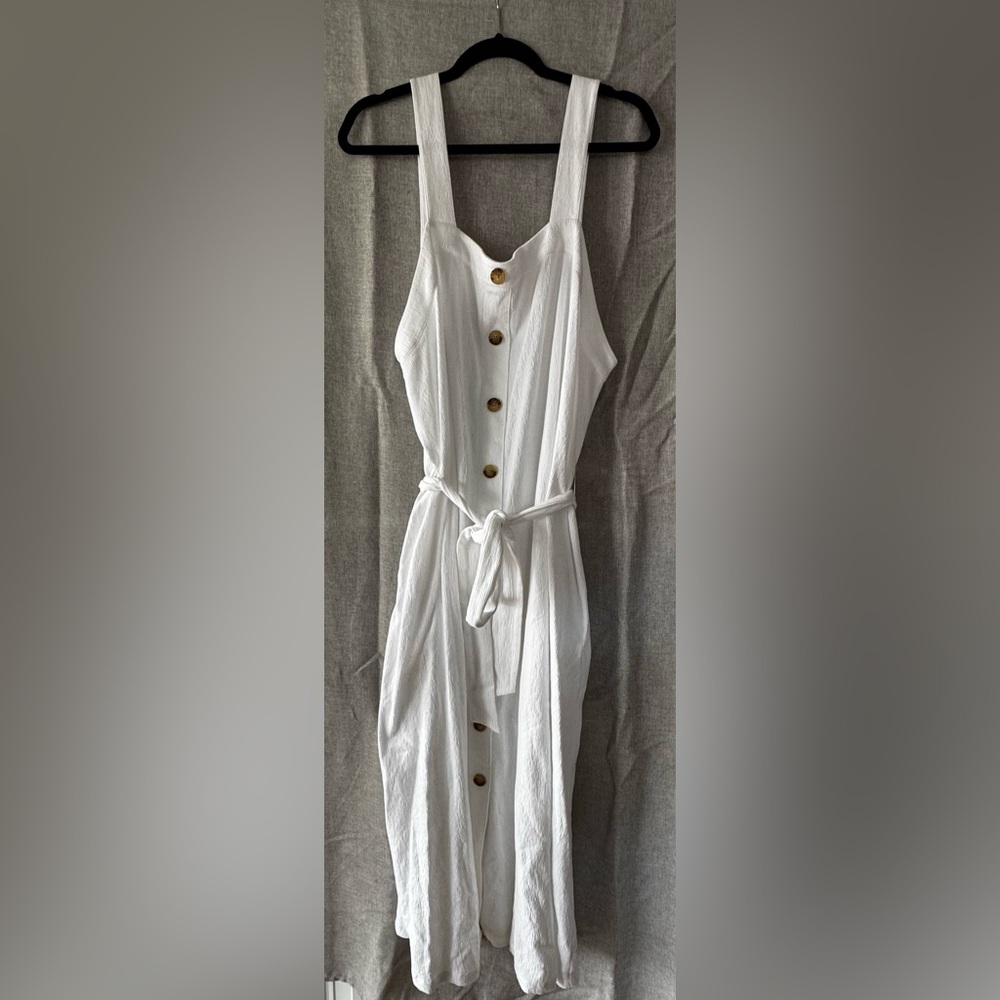 Elegant White Sleeveless Dress